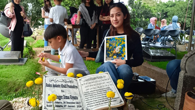 Air Mata Tamara Tyasmara Tumpah di Makam Dante: Ini Hari Ultah Dia...