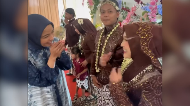 Tantri Kotak kondangan resepsi karyawan di kampung. [Instagram @tantrisyalindri]