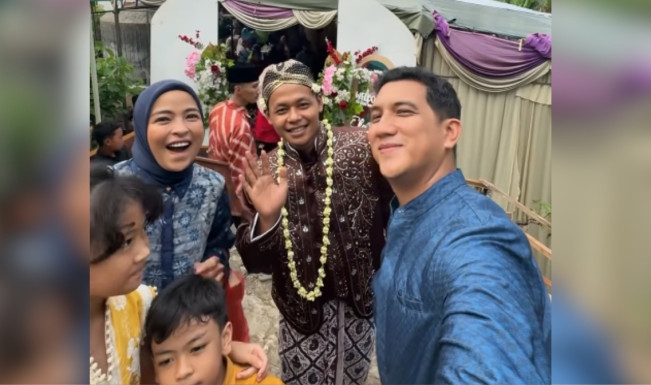 Tantri Kotak kondangan resepsi karyawan di kampung. [Instagram @tantrisyalindri]