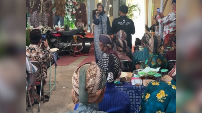 Tantri Kotak kondangan resepsi karyawan di kampung. [Instagram @tantrisyalindri]