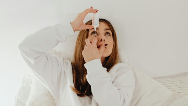 Pakai Obat Tetes Mata Saat Puasa, Batal atau Tidak? Begini Hukumnya