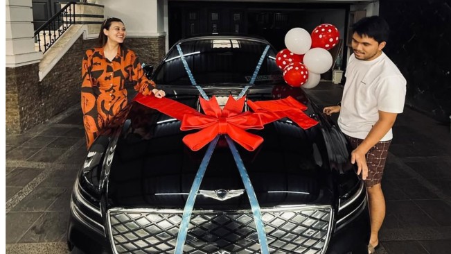 5 Potret Thariq Halilintar Berikan Mobil Mewah untuk Aaliyah Massaid, Harganya Miliaran
