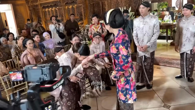 Anak-anak Mulan Jameela Cium Tangan Maia Estianty (YouTube)