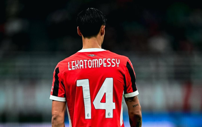 Tijjani Reijnders memakai nama Lekatompessy pada seragam AC Milan yang dikenakannya saat perayaan Hari Ibu. [Instagram @tijjanireijnders]