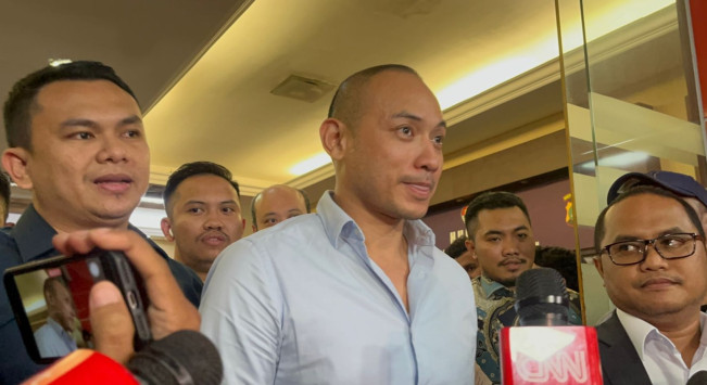 Ekspresi Tiko Aryawardhana Celingak-celinguk Cari Jemputan Pulang Usai Diperiksa Polisi