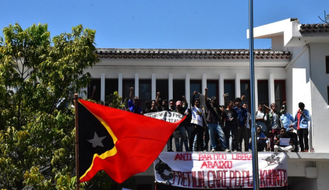 Mahasiswa Timor-Leste Demo Tolak Toyota Prado untuk Parlemen, Polisi Tembakkan Gas Air Mata