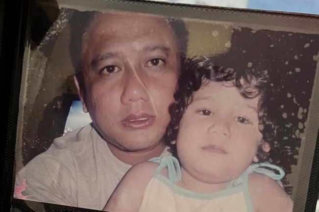 Potret Tissa Biani kecil bersama sang ayah. [Instagram @tissabiani]