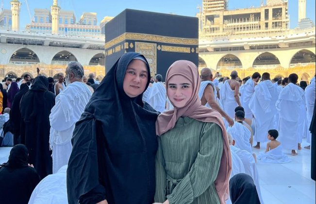 Tissa Biani dan ibunya di Masjidil Haram, Mekah, Arab Saudi. [Instagram @tissabiani]