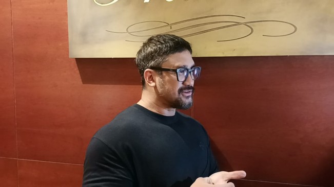 Tak Menyangka Sudah Jadi Kakek, Tora Sudiro Hujani Cucu dengan Mainan