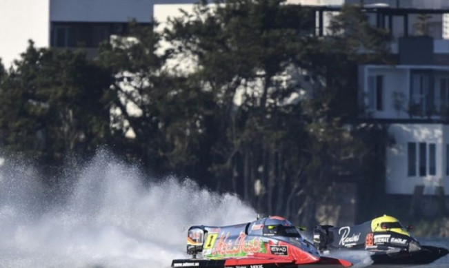 Juara Bertahan Pimpin Balapan F1 Powerboat di Danau Toba
