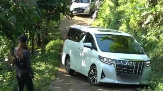 Suka yang Gede-gede, Luna Maya Terpincut Chery Omoda E5 di GIIAS 2024