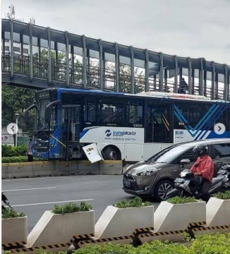 TransJakarta Tabrak Separator, Polisi: Pengemudi Kurang Konsentrasi