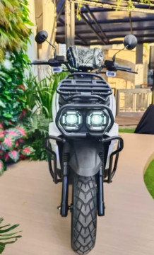 Desain dari Tyranno mengusung tema adventure, dengan ban semi offroad. [Instagram]