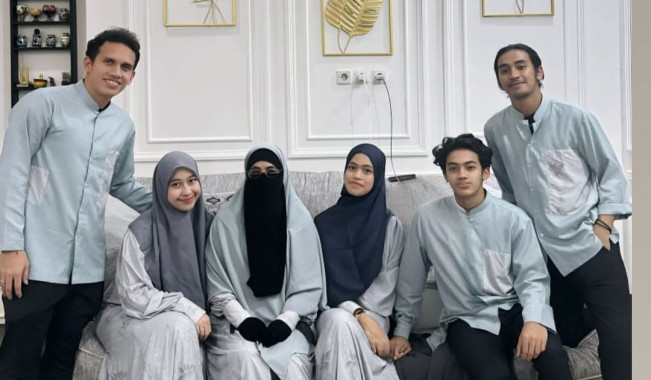 Umi Pipik bersama anak-anak dan menantu. [Instagram]