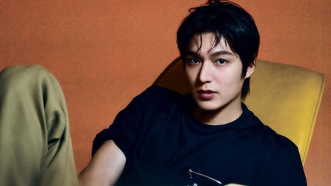 Intip Gaya Kasual Lee Min Ho OTW ke Jakarta, Pakai Kaos Putih dan Celana Jeans