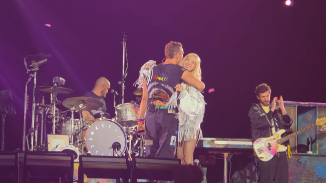 Heboh Momen Chris Martin Berlutut di Depan Rose BLACKPINK saat Coldplay Konser di Korea