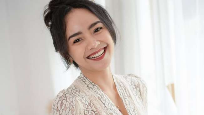 Sama-sama Ikut Tren Kim Seon Ho Challenge, Netizen Lebih Pilih Ayu Puspa Timbang Fuji