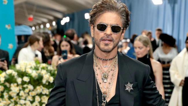 Debut Shah Rukh Khan di Met Gala, Pakai Tongkat Kepala Harimau dan Liontin K