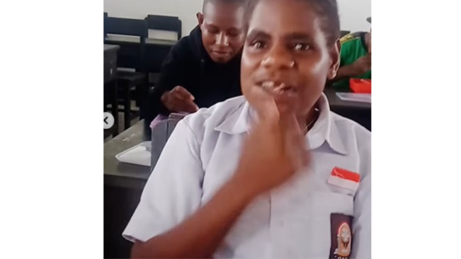 Viral Momen Bahagia Siswa di Papua Pegunungan Pertama Kali Dapat Makan Gratis