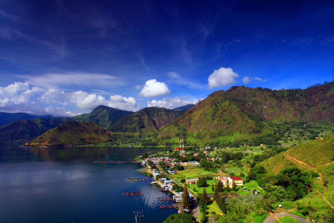 Kemenparekraf Ajak Wisatawan  Trail Run di Danau Toba