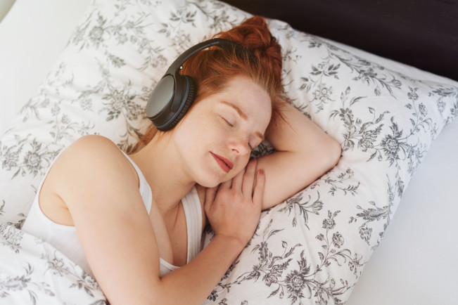 Gunakan "Headphone" saat Tidur, Pendengaran Wanita Ini Rusak