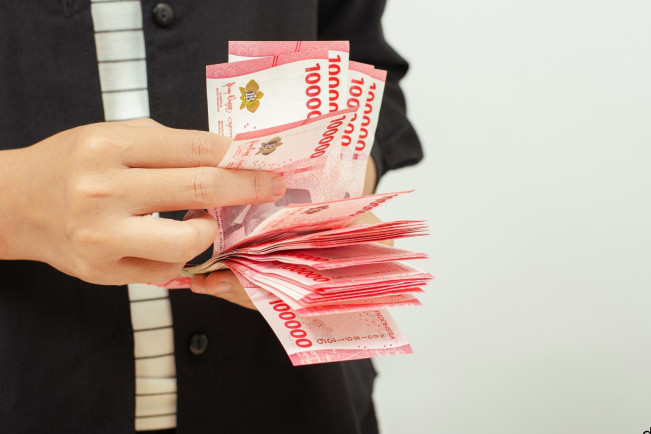 Pengusaha Batik Tebar Uang Senilai Rp35 Juta, Ratusan Warga Berdesakan Seperti Nonton Konser