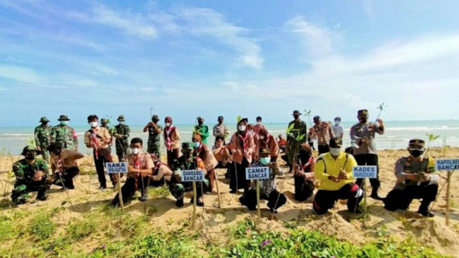 Warga Pesisir Bancar, Tuban Terpaksa Alih Profesi karena Abrasi