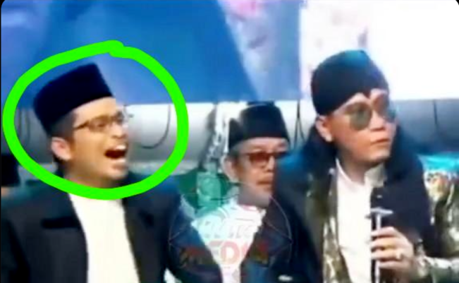 Ngakak Paling Kencang, Siapa Pria Berpeci yang Duduk di Samping Gus Miftah Saat Olok-olok Penjual Es Teh?