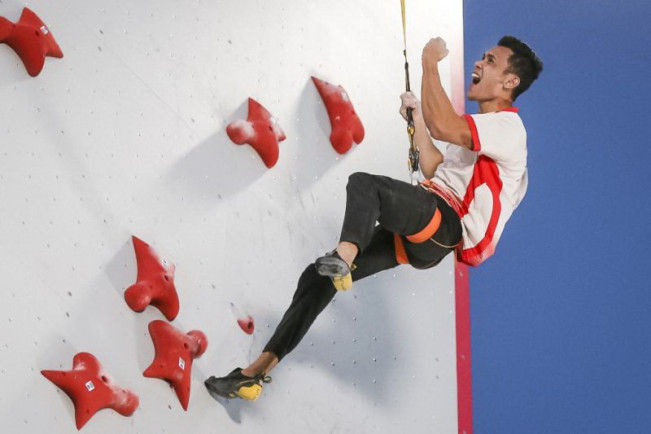Veddriq Pertahankan Gelar Juara Dunia Panjat Tebing