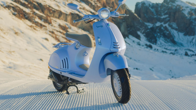 Rayakan Tahun Ular Kayu, Vespa 946 Snake Hadir di Indonesia