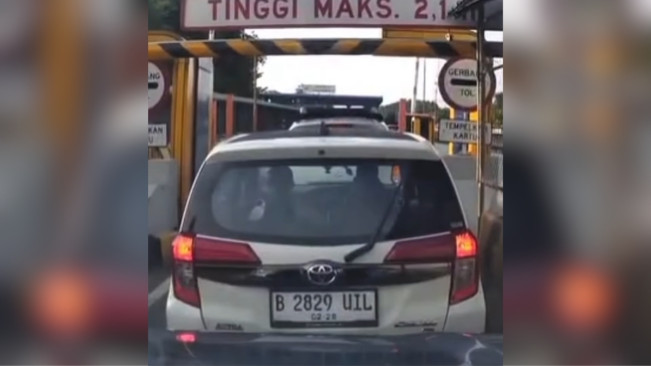 Dicari Polisi! Viral Sopir Toyota Calya Terobos 2 Gerbang Tol