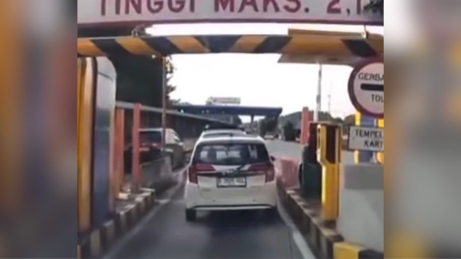 Tangkapan layar aksi sopir Toyota Calya putih terobos Gerbang Tol Cimanggis 2, Depok, Jawa Barat, Senin (16/6/2025). [Instagram]