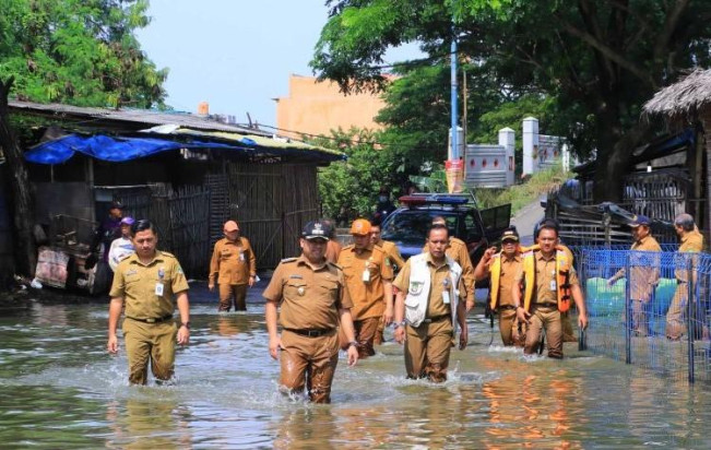 Tinjau Lokasi Banjir, Walikota Tangerang Aktifkan Empat Pompa
