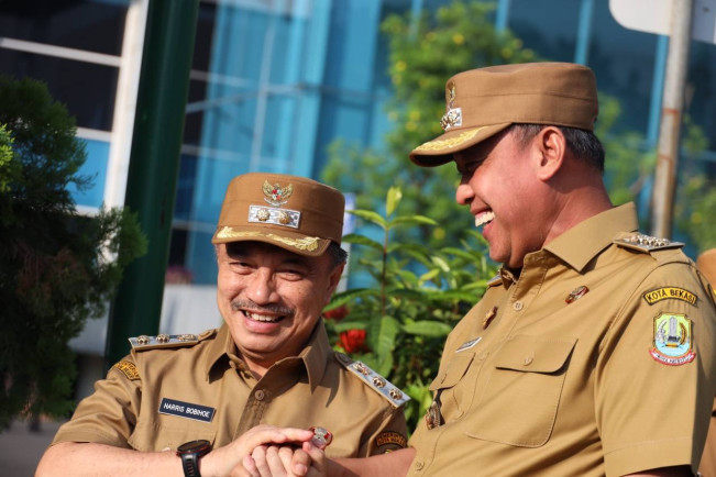 Wali Kota Bekasi Tri Adhianto dan Wakil Wali Kota Bekasi Abdul Harris Bobihoe. [Dok. Pemkot Bekasi]