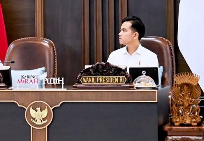 Wapres Gibran Rakabuming Raka saat mengikuti rapat di Istana. [Instagram @setwapres.ri]