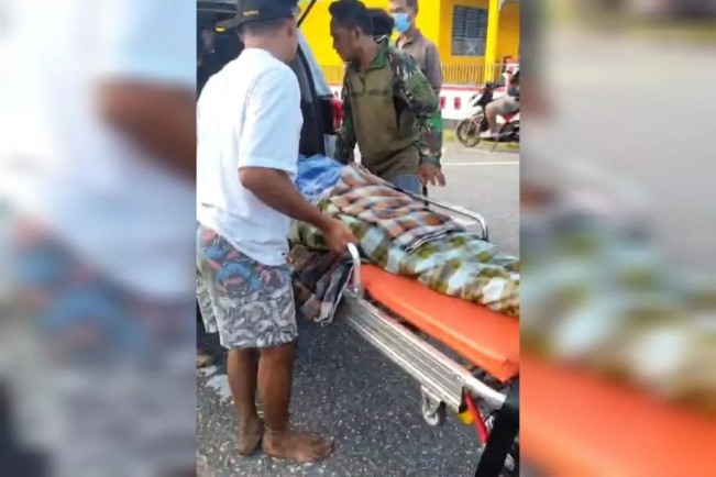 Jenazah lansia yang tewas ditelan ular piton sepanjang 8 meter dievakuasi. [Dok. BPBD Buton Selatan]