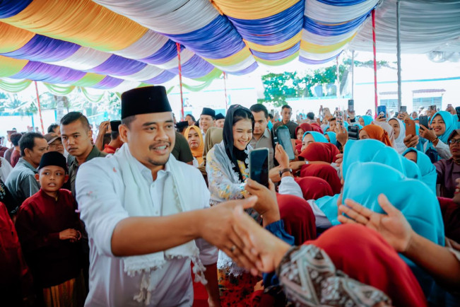 Rayakan Hari Santri Nasional, Bobby Nasution dan Kahiyang Ayu Kunjungi Pesantren di Labuhanbatu Selatan