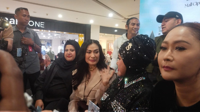 Dicecar Awak Media, Iis Dahlia Tutup Rapat Identitas Artis Inisial L yang Disebut Sering Menggunjing Dirinya