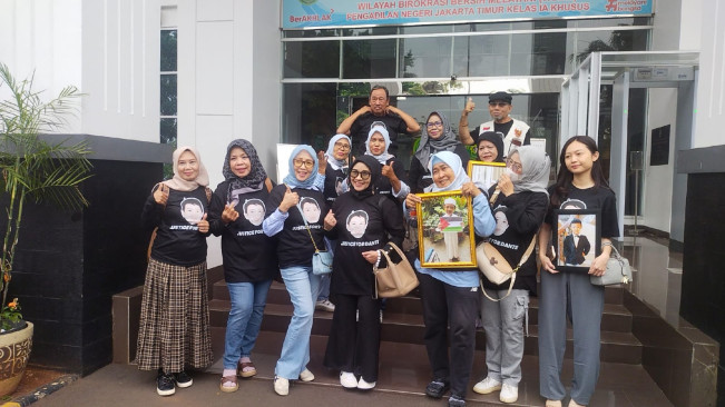 Mengenakan Kaos Bertuliskan 'Justice For Dante', Keluarga Kawal Sidang Putusan Kasus Kematian Raden Ardante Khalif Pramudityo