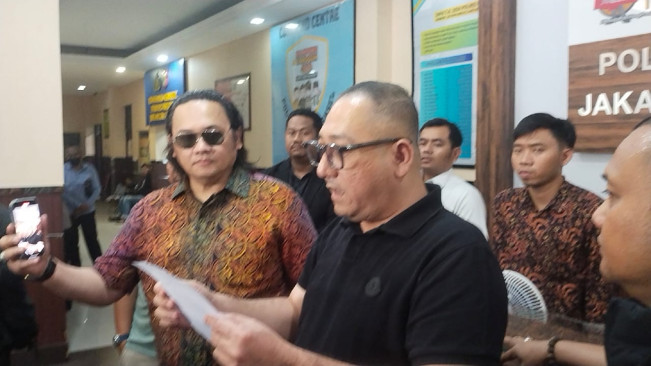 Farhat Abbas Laporkan Denny Sumargo ke Polres Jaksel
