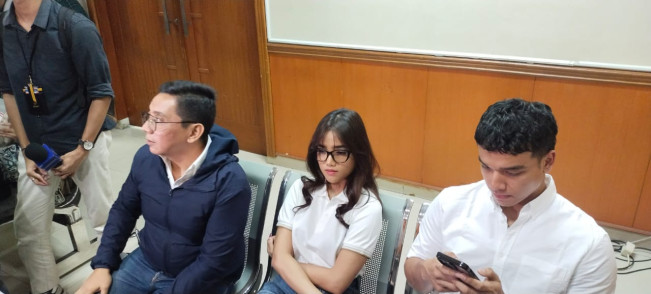 Fuji Hadiri Sidang Putusan Penggelapan Uang Rp 1,3 M dengan Terdakwa Eks Manajer