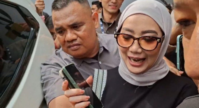 Foto Reza Artamevia Saat Bungkam Ditanya Kasus Penipuan Berlian Rp 18,5 Miliar