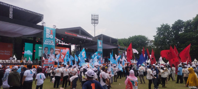 Massa Pendukung Ridwan Kamil-Suswono Mulai Padati Area Kampanye Akbar di Lapangan Banteng