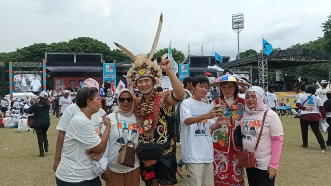 Berani Tampil Beda! Pendukung RK-Suswono Ini Pakai Baju Adat Dayak di Kampanye Akbar: Budaya Bisa Menyatukan