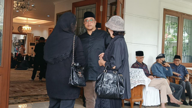 Sang Ibu Meninggal Dunia, Dede Yusuf Tetap Tegar Sambut Pelayat