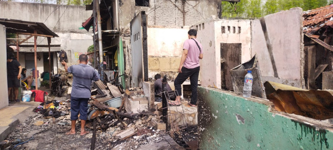 Rumahnya Sudah Jadi Puing, Korban Kebakaran Kemayoran Kumpulkan Barang yang Masih Bisa Dipakai