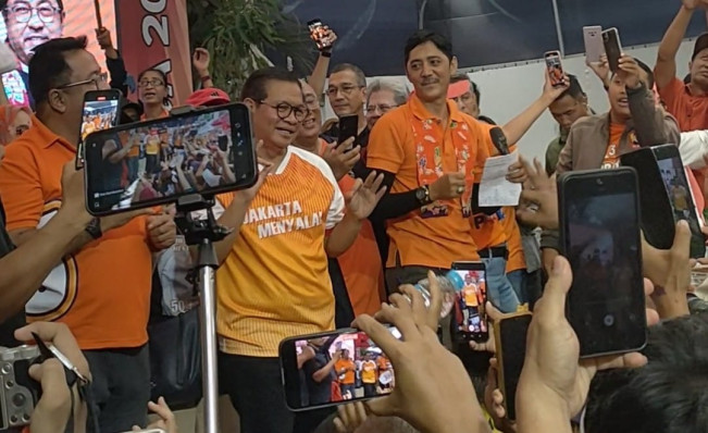 Seneng Jadi Gubernur dan Wakil Gubernur Jakarta, Pram-Doel Tumpengan Sambil Joged Bareng Relawan