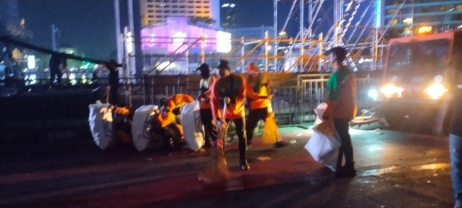 Malam Tahun Baru di Bundaran HI Tinggalkan Sampah, Petugas Kebersihan Langsung Gercep