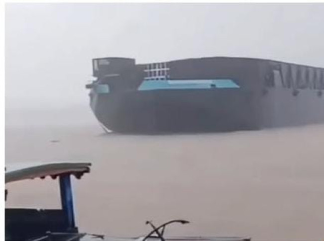 Viral! Café di Kalimantan Porak-poranda Setelah Ditabrak Kapal Tongkang, Begini Respon Netizen