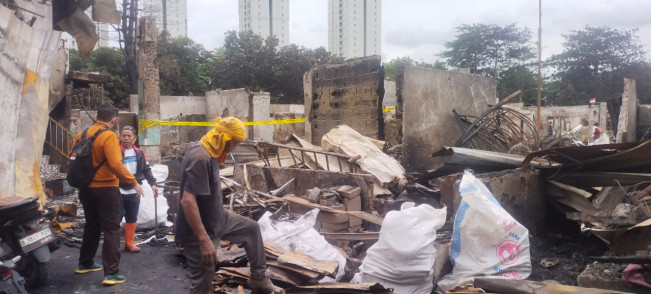 Korban Kebakaran Kemayoran Gempol Kembali ke Rumahnya yang Hangus, Cari Sisa Harta Benda